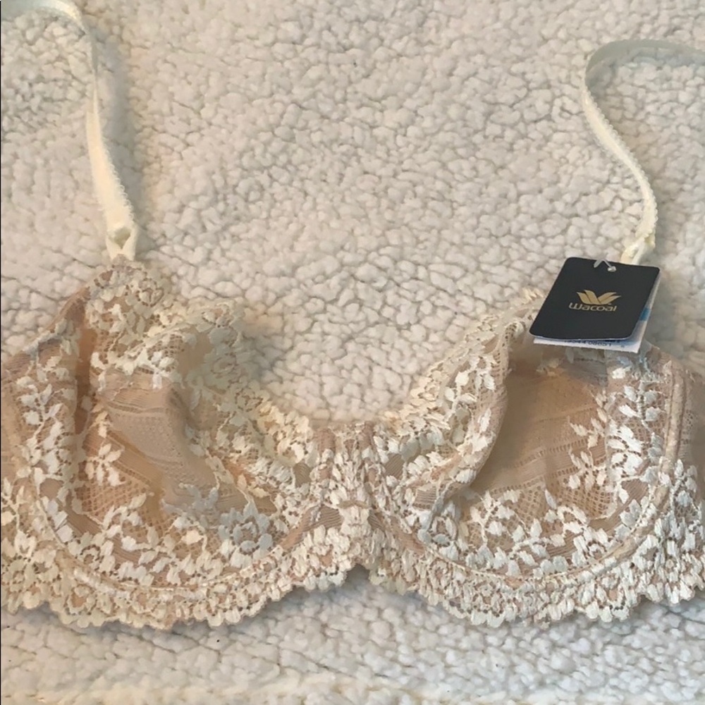 Underwire lace bra.